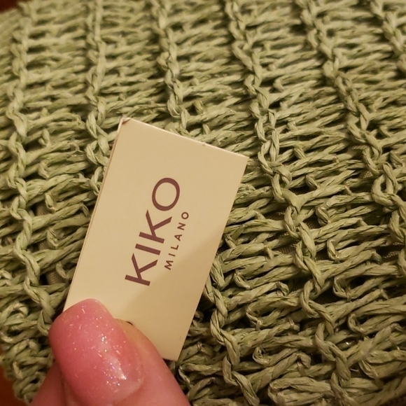 𝅺kiko Milano  green me pochette. NWT with a free travel  goodies. - Picture 7 of 7